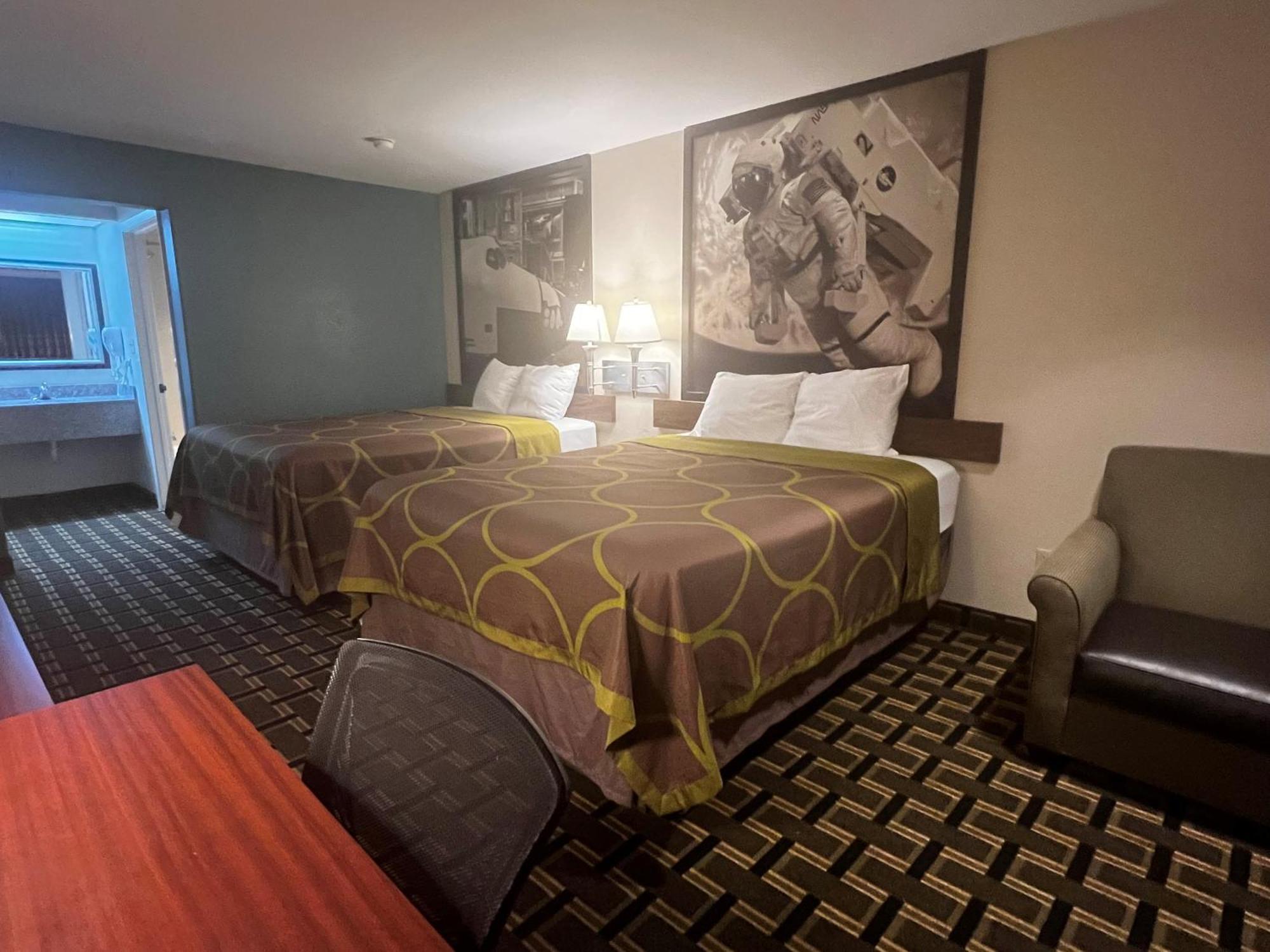Super 8 By Wyndham I-10